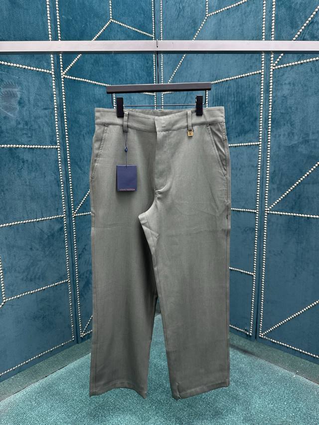 Louis Vuitton's new 25Ss cargo pants feature a simple silhouette cut from light