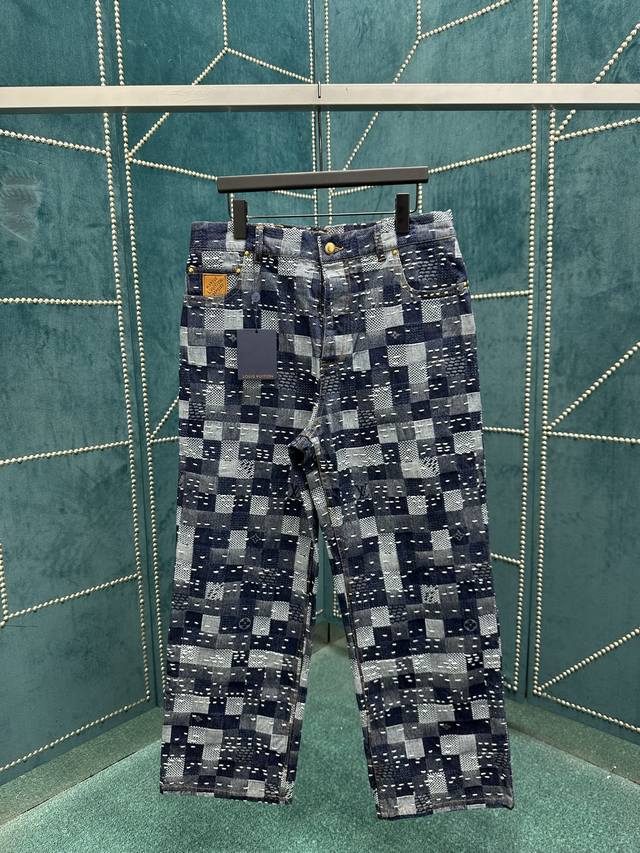Louis Vuitton's new 25Ss skateboard jeans are from the 2025 Fall/Winter collect