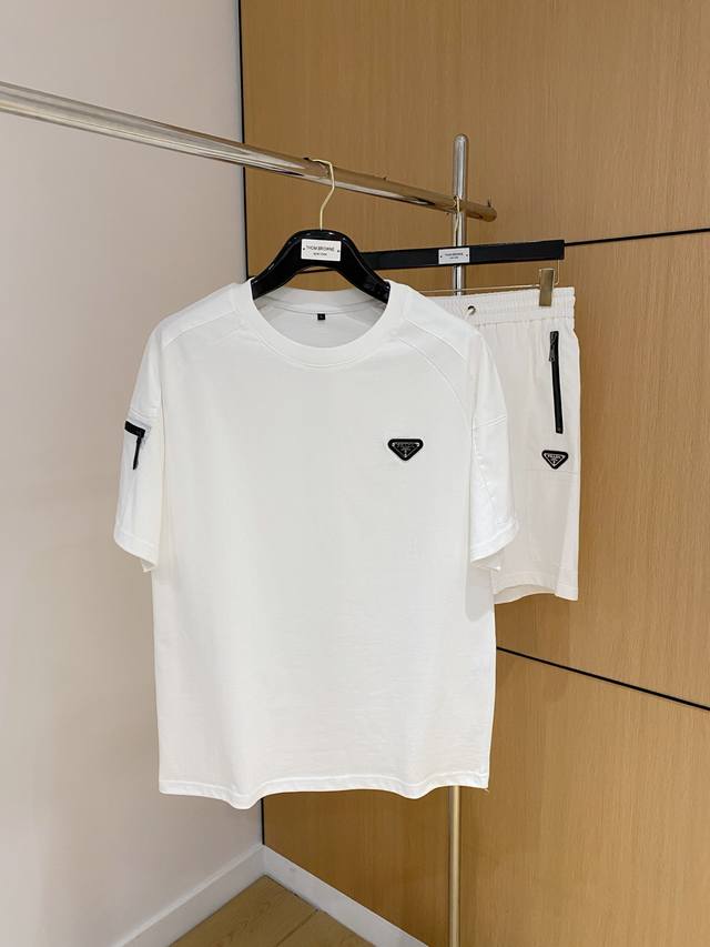 This Prada Spring/Summer 2025 new arrival suit uses original boutique fabric to