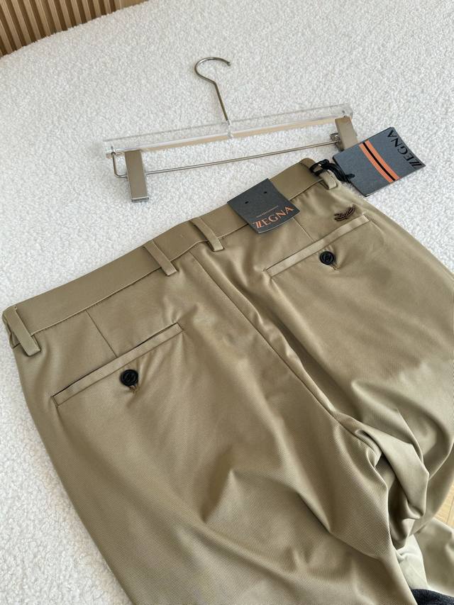 Symmetrical pockets on both sides of the back pocket, and the brand logo stitch