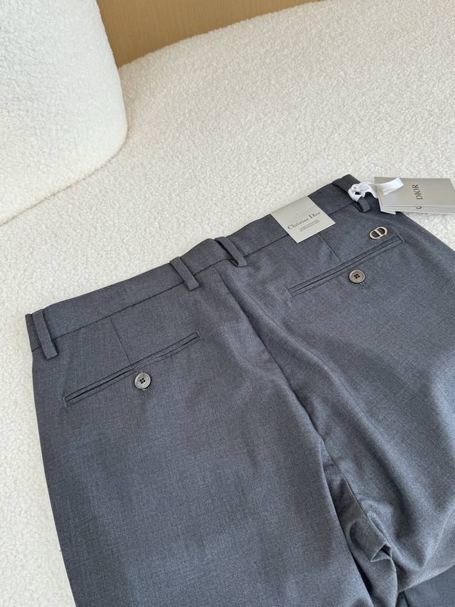 The top of the single-sided lip pocket on the back pocket and buttocks is decor