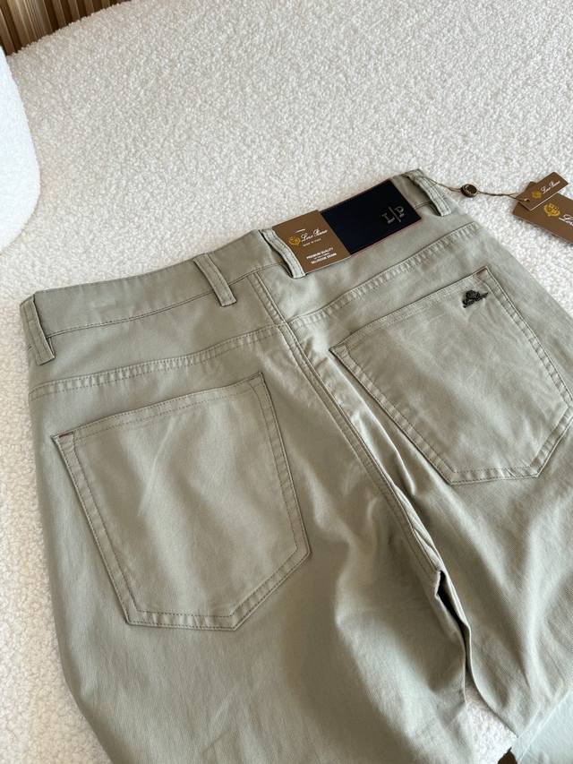 The back pocket is adorned with an LP metal nameplate, and the leather label ex