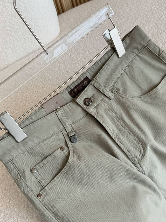 Metal button and zipper placket, orange lining, neat stitching, exquisite workm