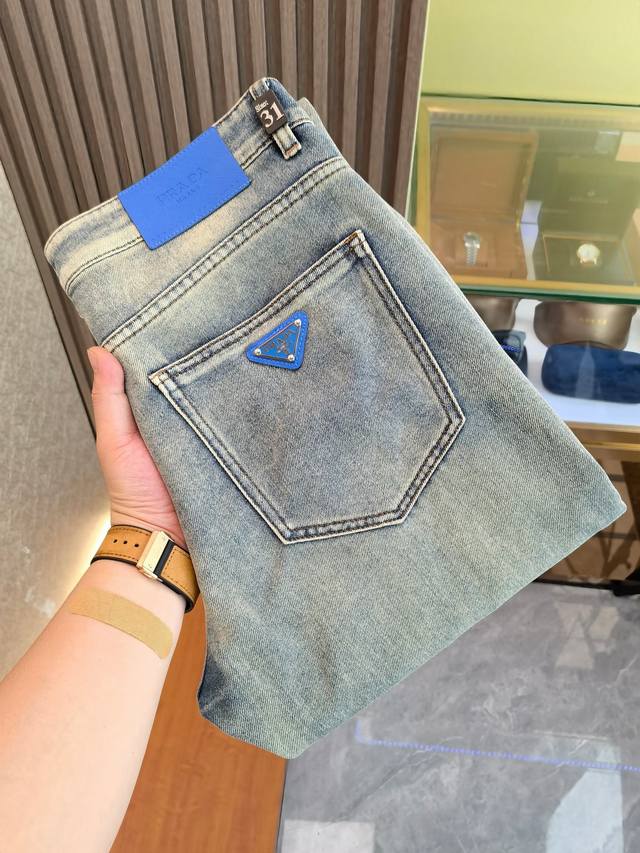 Prada's newest arrival! 2700 New Year's hottest item, available in department s