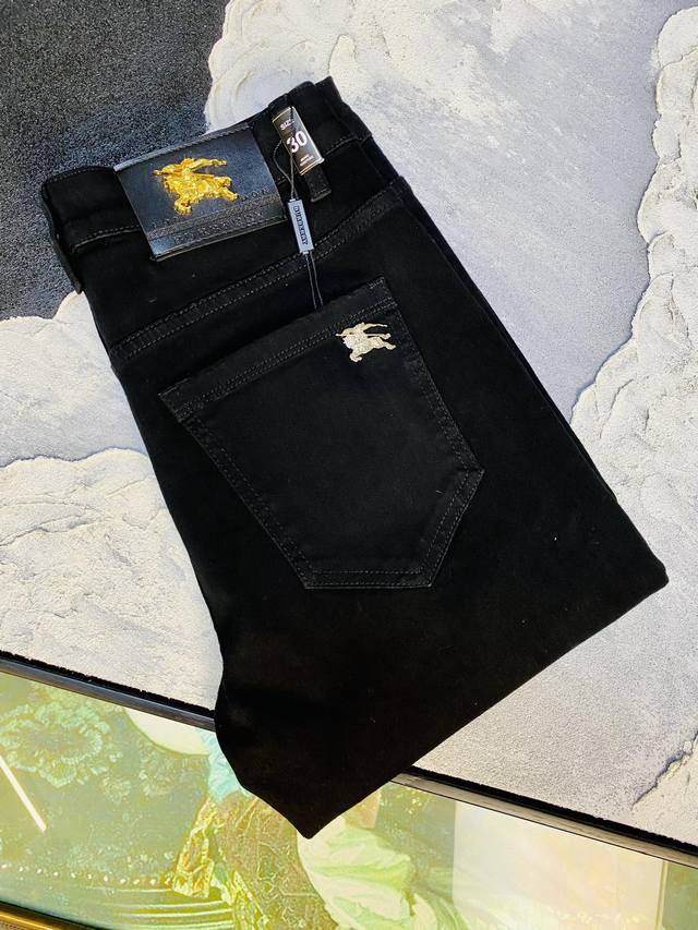 Original Burberry 2025 New Arrival, available in boutiques. Stylish casual stra