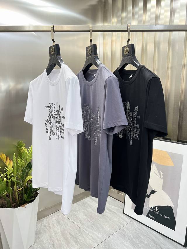 Versace 2025 Spring/Summer New Arrival T-shirt with all tags included. A great p