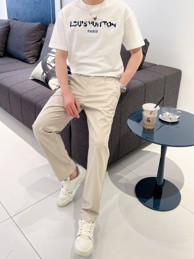 25-year-old classic P brand cropped trousers with an adjustable waistband. Adju