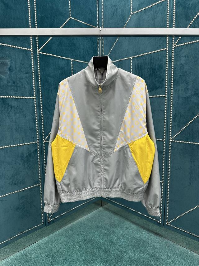 Louis Vuitton's new 25Ss sweatshirt features a vibrant patchwork design with te