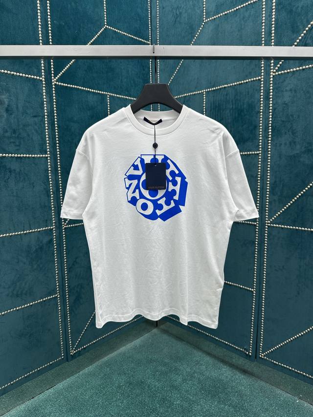 This new 25Ss Vuitton T-shirt, from the 2025 Fall/Winter fashion show, uses a l