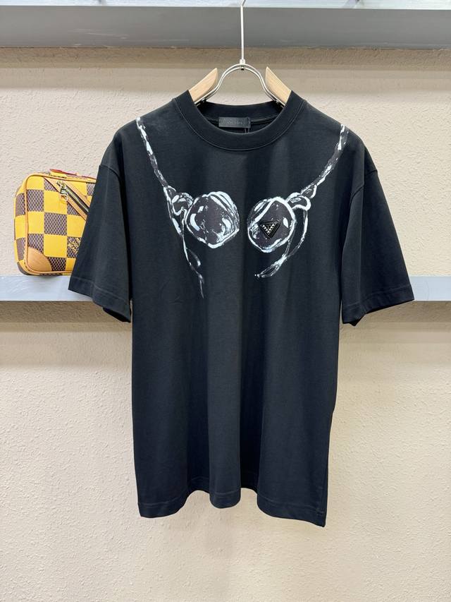 Prada 2025 Spring/Summer New Short-Sleeve T-Shirt! Fashionable and casual short