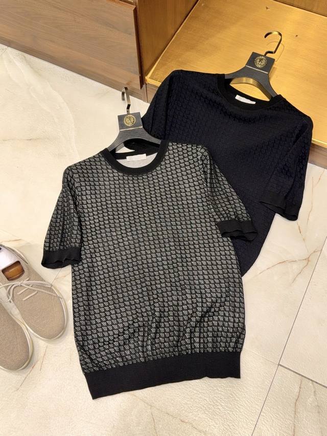 Boss's Choice! A meticulously crafted crew neck short-sleeved T-shirt with a hi