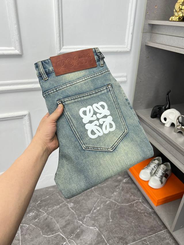 Loewe's newest arrival! 2700 New Year's hottest item, available in department s