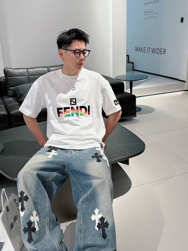 Fd25Ss Spring/Summer New Logo Flocked Leather Label Short-Sleeve T-Shirt A must-