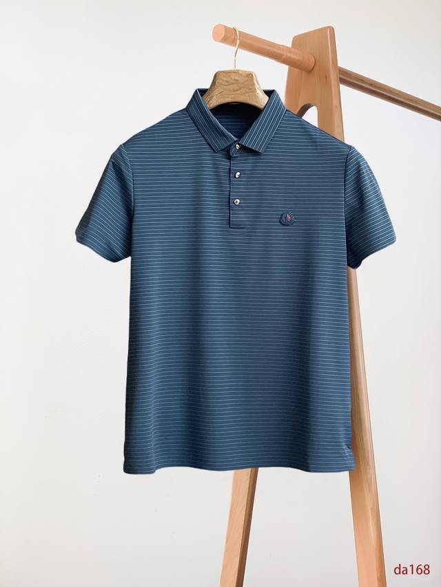 Moncler's high-end business and white-collar workers must-have item! This casual