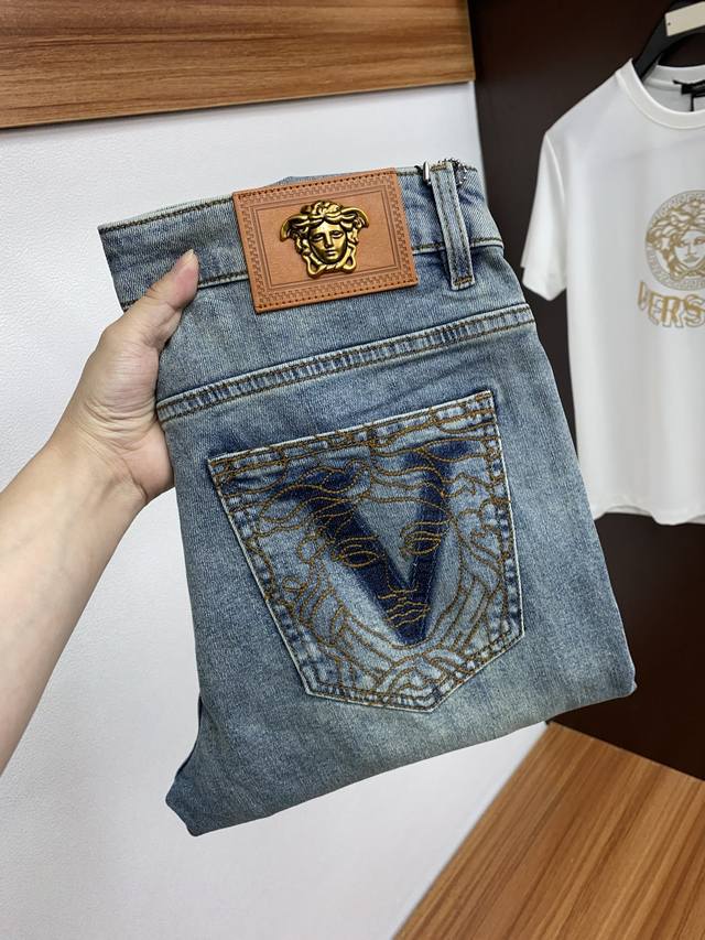 Versace 2025Ss Early Spring New Arrival Original Men's Jeans. A must-have every