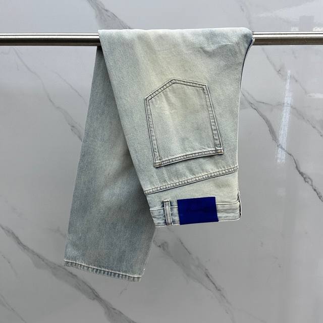 New Baja wide-leg straight-leg jeans. Made of fine denim fabric with clear stri