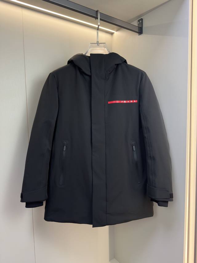 25Aw Prada Autumn/Winter New Down Jacket This Prada jacket is a hooded, mid-leng