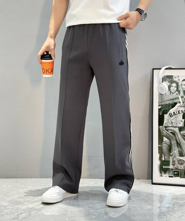 Alo's new trendy clover-patterned woven-stripe casual pants feature classic thre