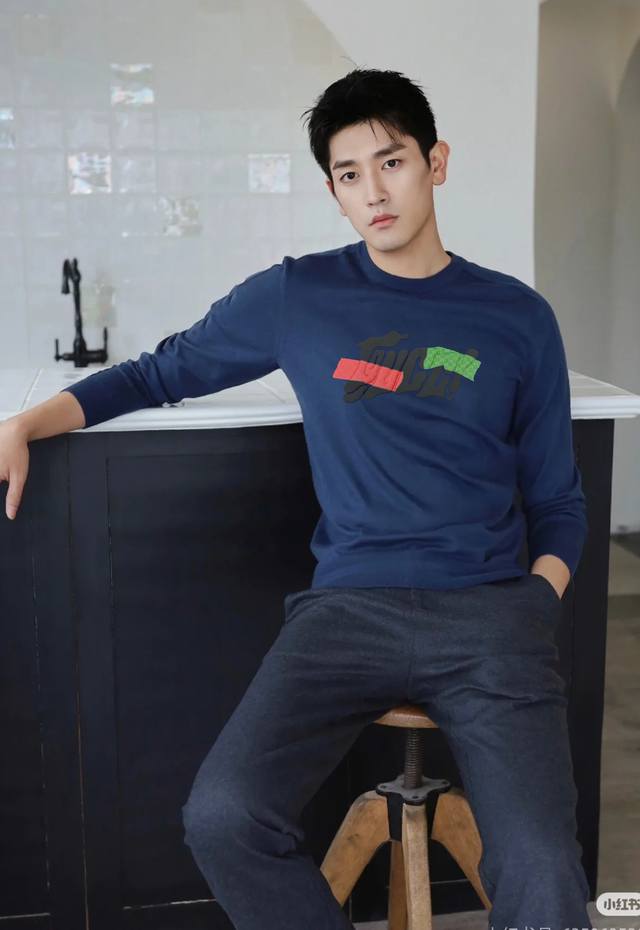 Gucc*Gu-Qi 25S New Modal Long-Sleeve T-Shirt. A very fun visual effect!!! The cl