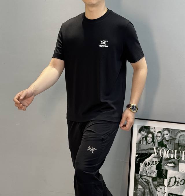 A timeless classic that's both stylish and comfortable! Burberry 25S New Modal T