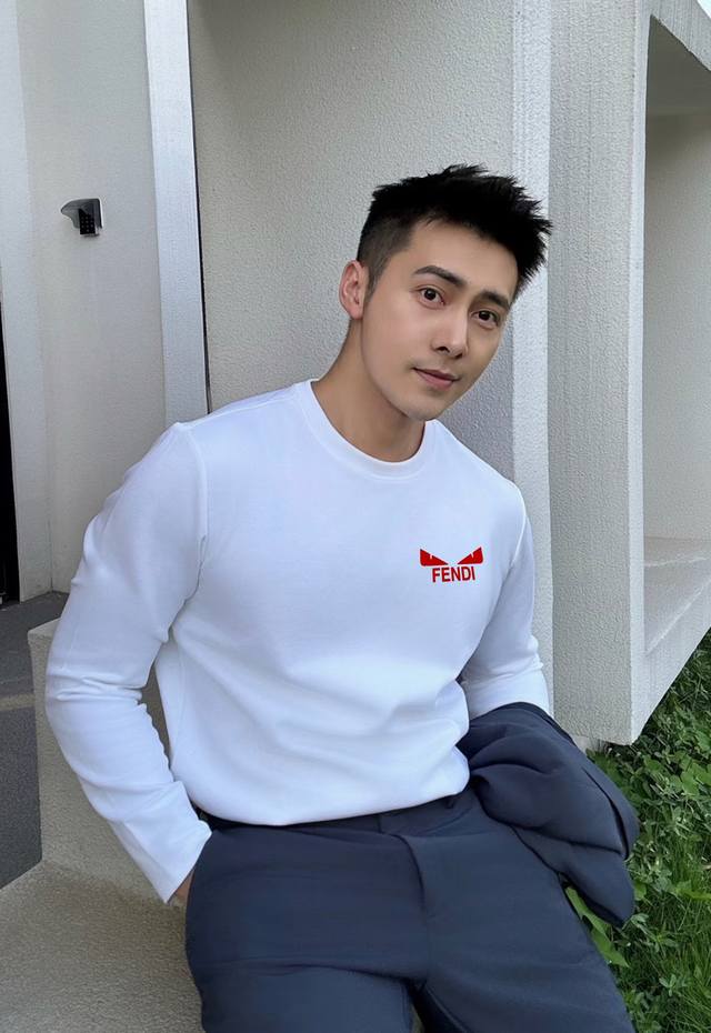 Fendi 25S New Modal Long-Sleeve T-Shirt - A stylish embroidered short-sleeve shi