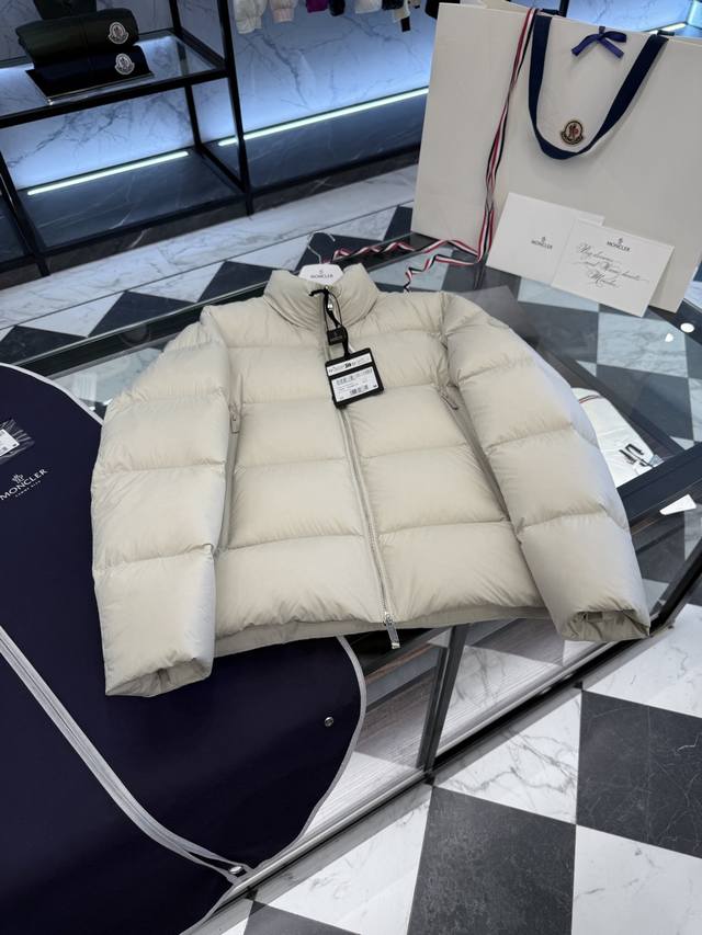 Moncler Tarn Men's Short Down Jacket. Made with innovative nylon fabric, its tex