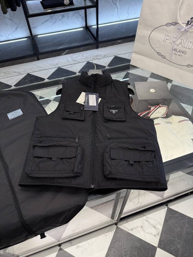 prada083 Triangle Logo Workwear Style Down Vest. More detailed photos. DDD