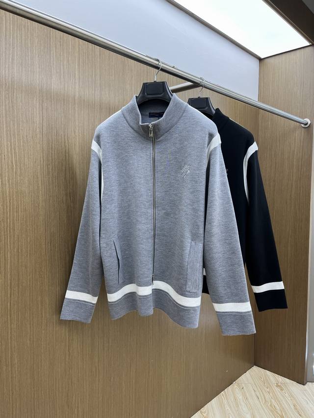 Autumn/Winter Lv 2540 New Cardigan Wool Sweater with Embroidered Logo on Chest.