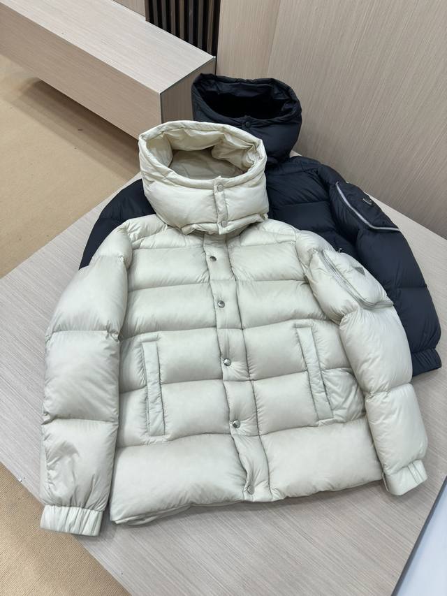 Top-quality Prada down jacket with shoulder and side pockets, ultra-soft fabric