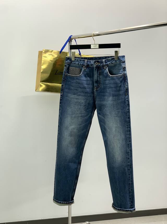 Valentino, 2025 Autumn New Arrival, available in boutiques, original surplus sto