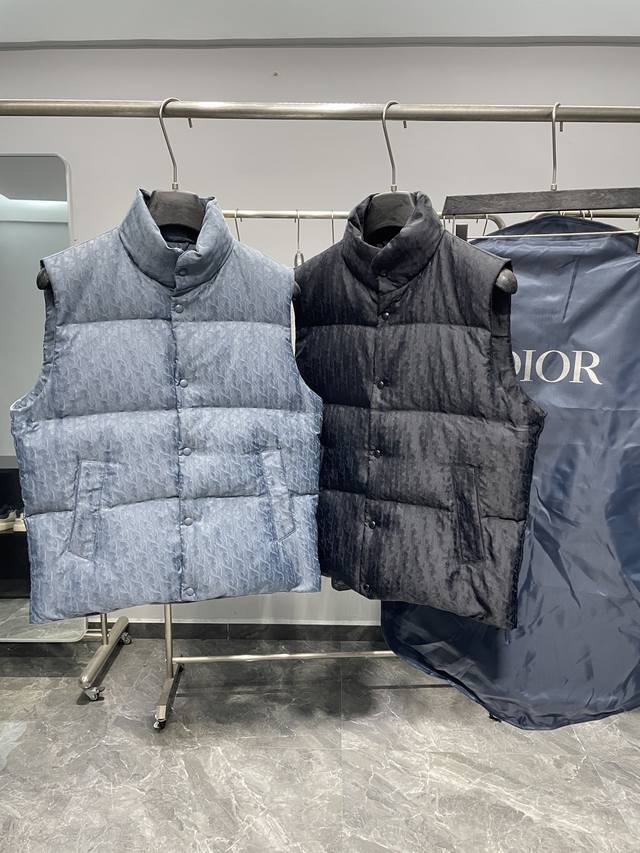 High-quality version with logo lining and comes with a dedicated dust bag. Dr.