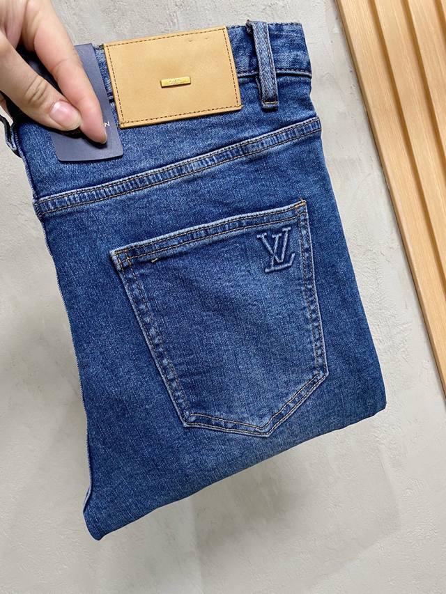 Autumn/Winter New Arrival: LV Small Logo Blue Denim, Comfortable and Slightly S