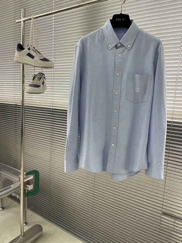 Gvc Oxford shirt with embroidered logo on pocket. Features shell-button design a