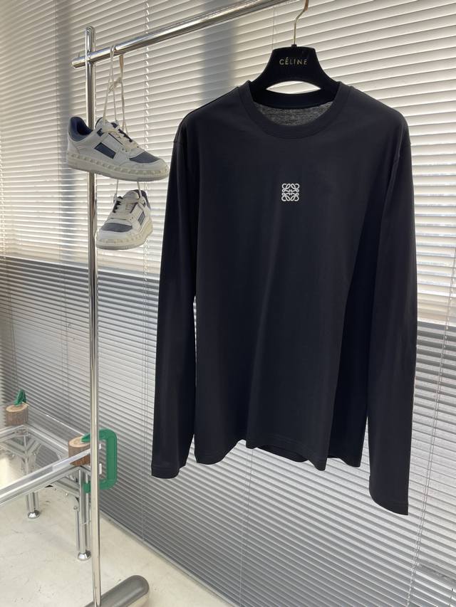 Loew logo embroidered details 100% cotton long-sleeved T-shirt. Custom-woven fab