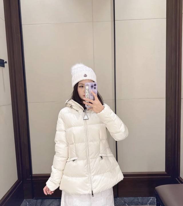 Top-quality export Moner Avoce short down jacket for women. Correct cut and fit