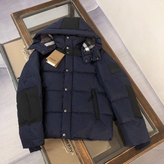 Bur*Berry is now available in stores! This hooded short down jacket features ori