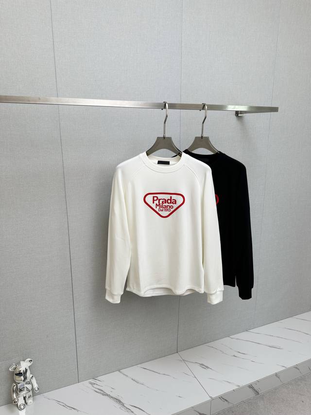 Prada 2025 Fall/Winter New Arrival Long-Sleeved Sweatshirt. Classic logo design