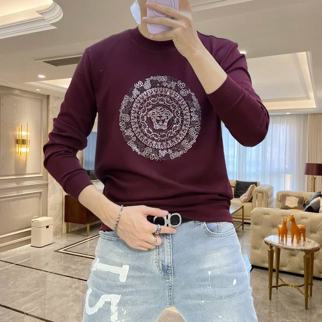 Ver Versace 2025 Fall/Winter Gw Synchronized Sweatshirt/T-Shirt! Continuing the