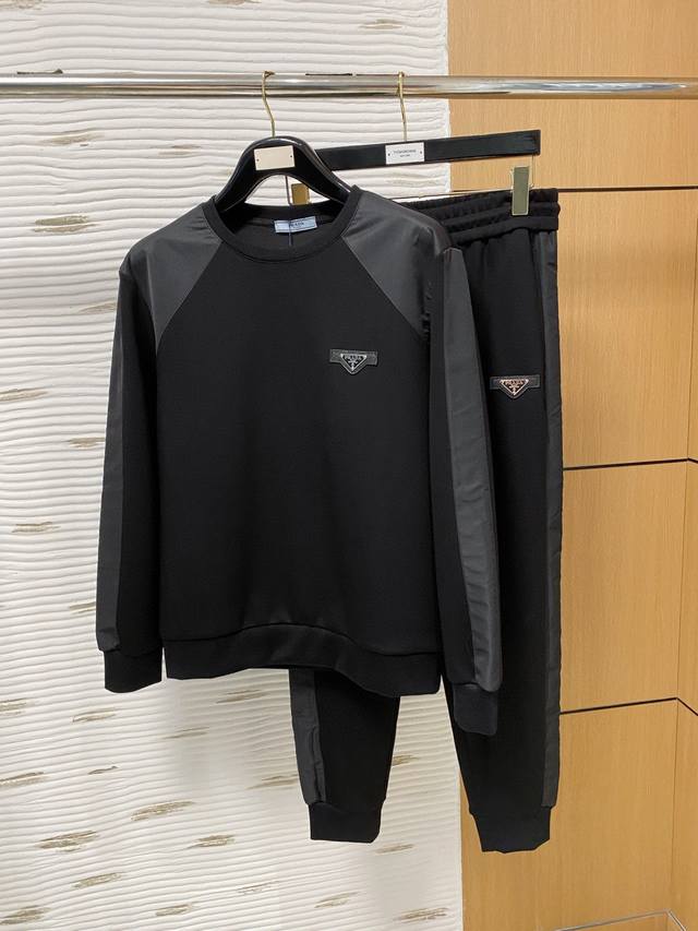 Prada's hottest set is here! Focusing on official website originals, this 2025