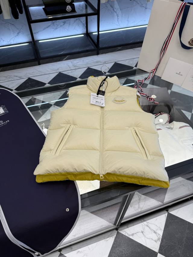 Moncler Lipsi Down Vest. Color-blocked design. Goose down filling. Three-color u