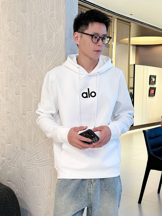 Alo's new 2025 Autumn/Winter collection is now available! This unisex hooded swe