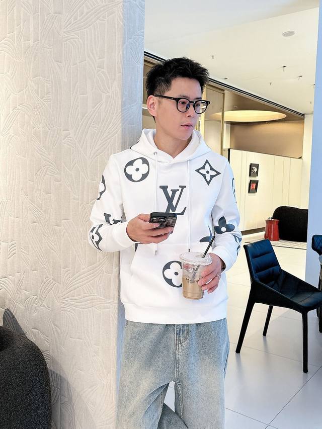 Lv's new 2025 Autumn/Winter collection is now available! This unisex long-sleeve