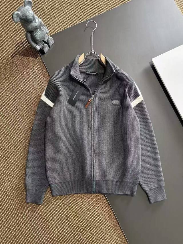 Dg Dolce & Gabbana supports returns and exchanges after the New Year. Available