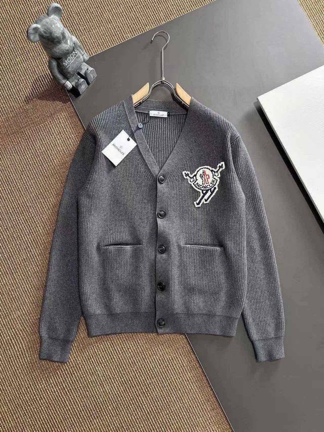 Mon Moncler supports returns and exchanges after the New Year. Available in stor