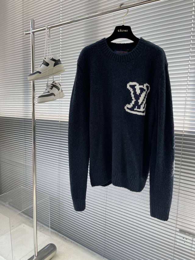 This classic Louis Vuitton crew neck shirt features the lettering "LV" prominen