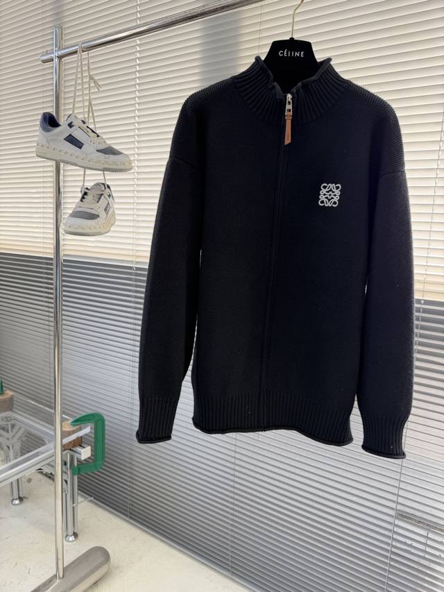 Loew 25Fw New Zipper Sweater. The loose fit is achieved with a fine knit yarn, e