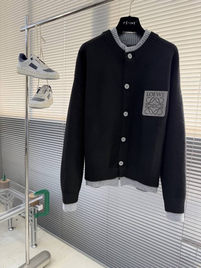 Loew 25Fw New Style Sweater. The loose fit is achieved with a fine knit yarn, en