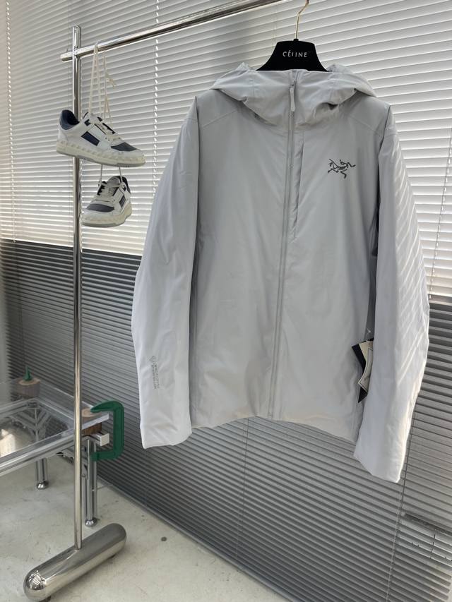 The Solano Down Hoody 25 unisex down jacket is a highly anticipated hard-shell