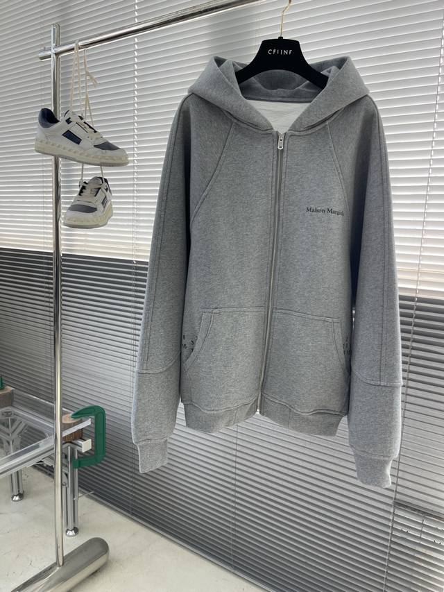 Mm6 Margiela 2025 Autumn/Winter New Zip-Up Hoodie, made of 680g terry cloth, wit