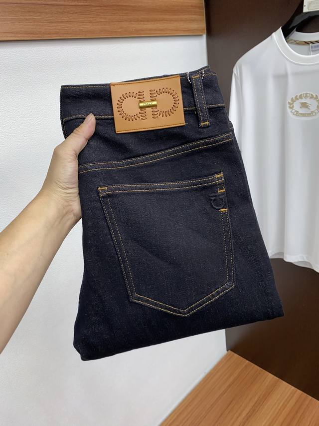 Ferragamo 2025 Autumn/Winter New Thickened Fleece Jeans. Clean and crisp cut, f